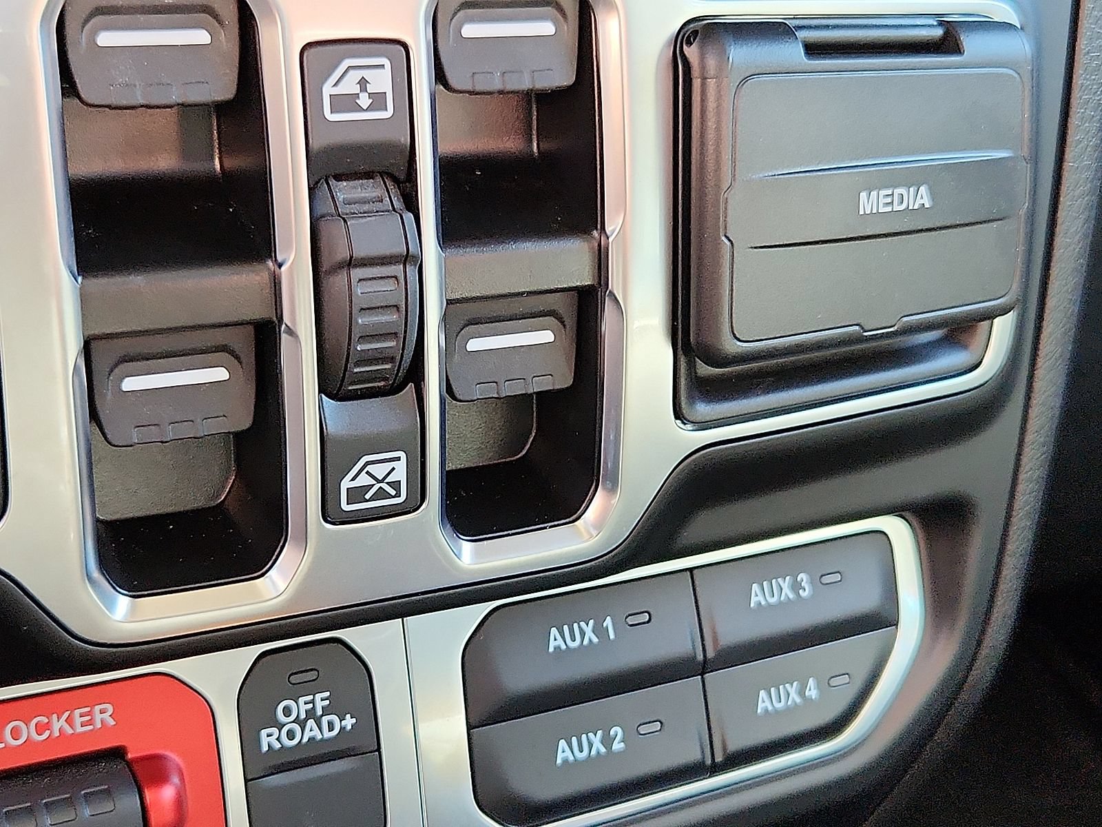 Used 2025 Jeep Gladiator Mojave w/ Safety Group AWD/4WD image 19