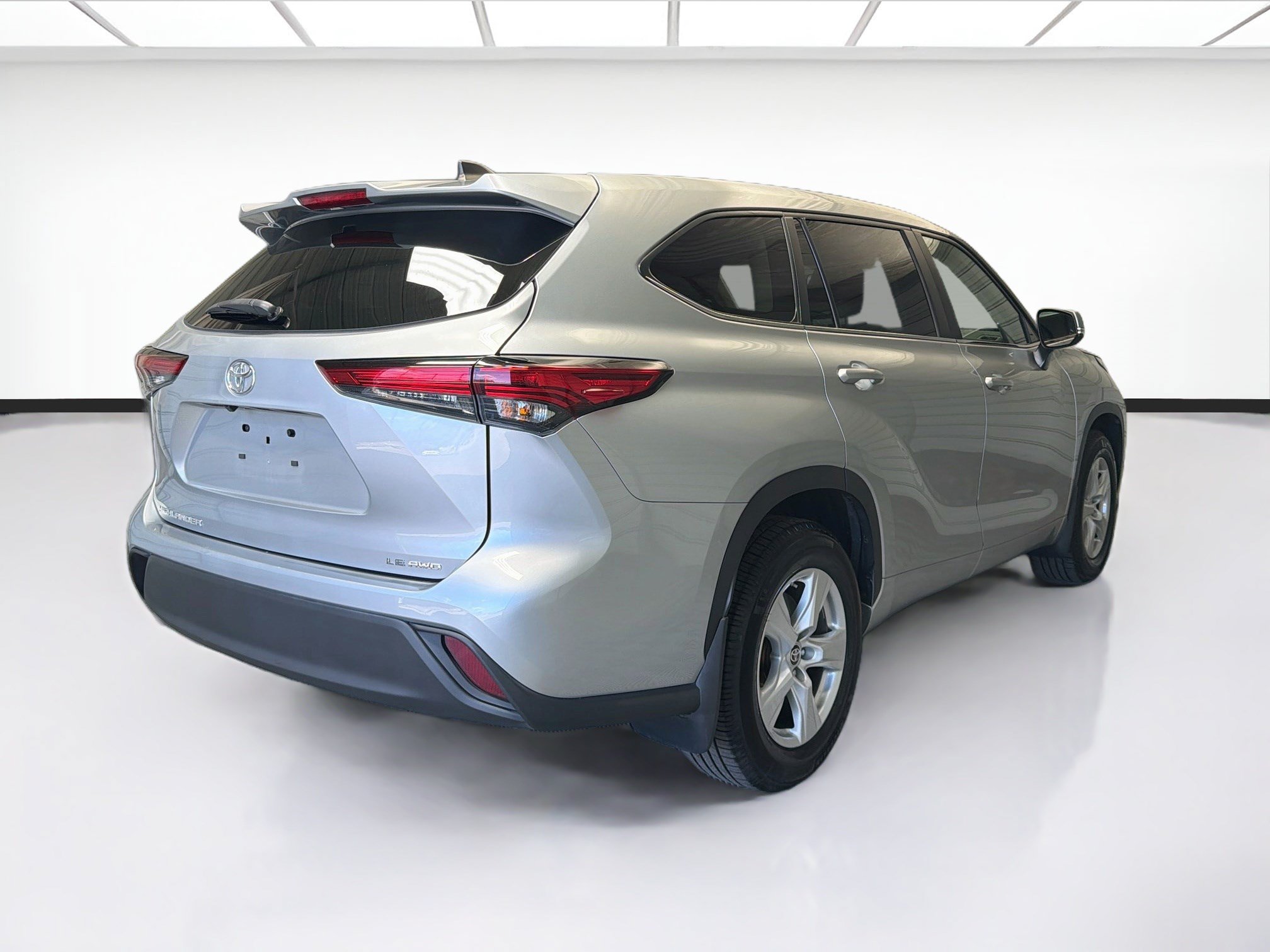 Used 2023 Toyota Highlander LE AWD/4WD image 4
