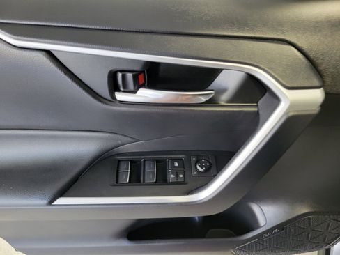 Used 2022 Toyota RAV4 XLE Premium image 20