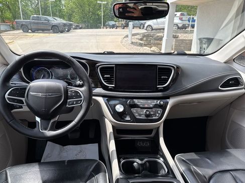 Used 2024 Chrysler Pacifica Limited FWD image 12