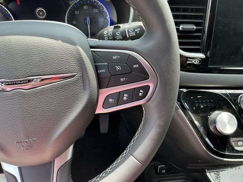 Used 2025 Chrysler Pacifica Select FWD image 25