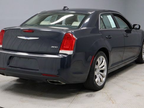 Used 2018 Chrysler 300 Touring L image 11