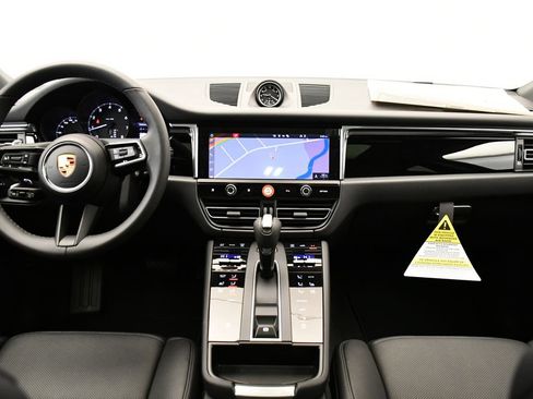 Certified 2026 Porsche Macan AWD/4WD image 23
