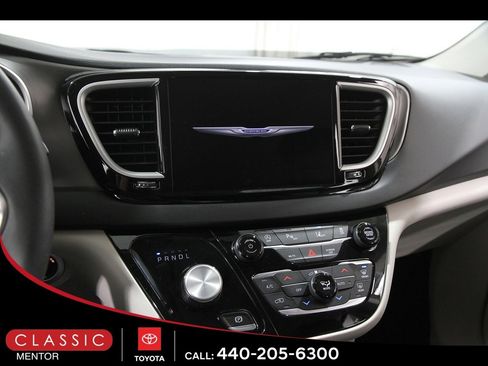 Used 2023 Chrysler Pacifica Touring-L image 9