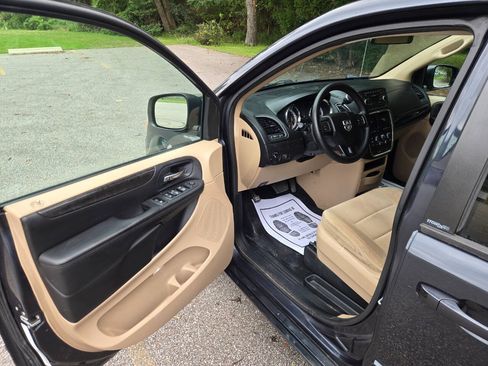 Used 2013 Dodge Grand Caravan SE FWD image 17
