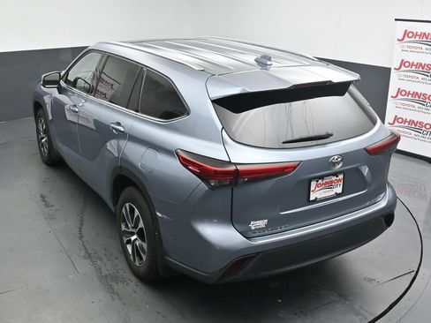Used 2021 Toyota Highlander XLE AWD/4WD image 31
