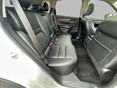 Used 2022 Nissan Rogue SL w/ SL Premium Package image 17