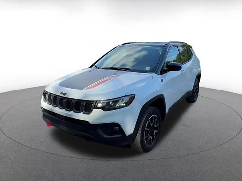 Used 2025 Jeep Compass Trailhawk AWD/4WD image 6