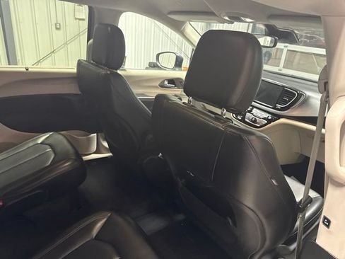 Used 2023 Chrysler Pacifica Touring-L FWD image 21