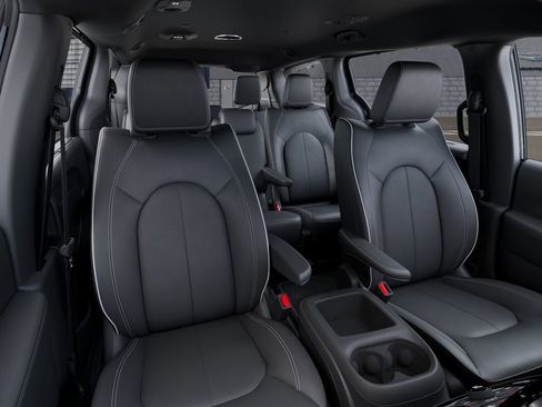 New 2025 Chrysler Pacifica Select w/ Uconnect Theater Family Group FWD image 16