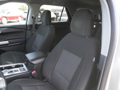 Used 2024 Ford Explorer XLT image 10