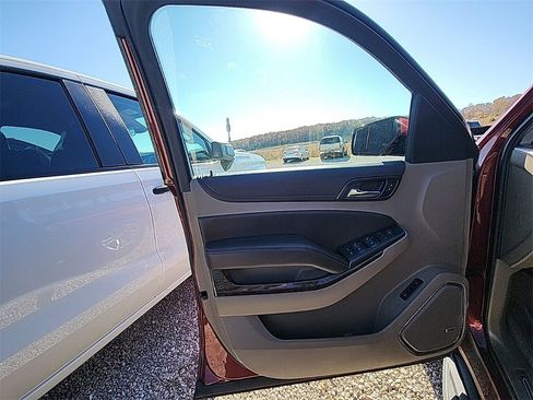 Used 2018 Chevrolet Suburban LT w/ Luxury Package image 8