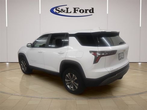 Used 2025 Chevrolet Equinox LT image 3