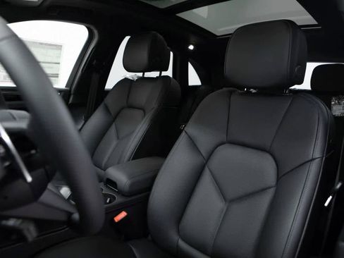 Certified 2025 Porsche Macan image 5