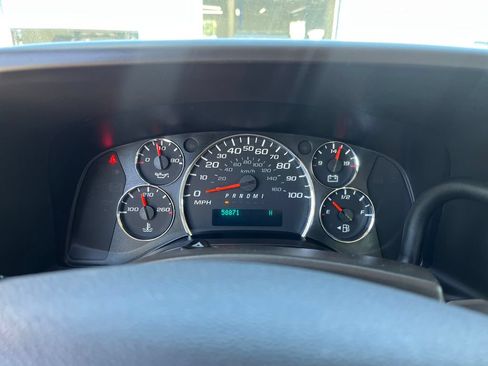 Used 2018 Chevrolet Express 2500 w/ Driver Convenience Package RWD image 19