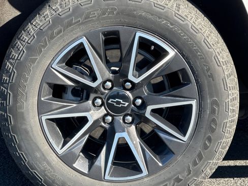 Used 2023 Chevrolet Suburban Z71 w/ Luxury Package image 41