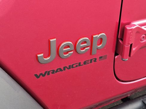 Used 2024 Jeep Wrangler Unlimited Rubicon w/ Convenience Group AWD/4WD image 32