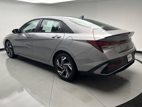 Used 2025 Hyundai Elantra Sport FWD image 3