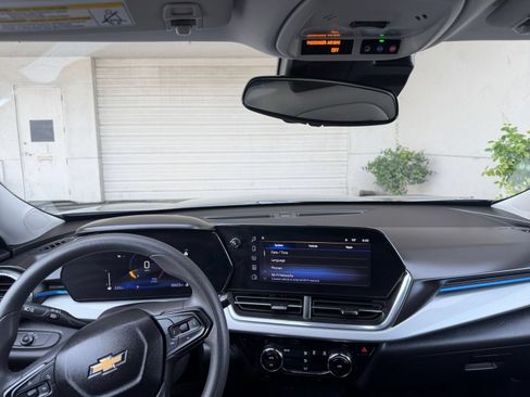 Used 2025 Chevrolet Trax LT FWD image 33