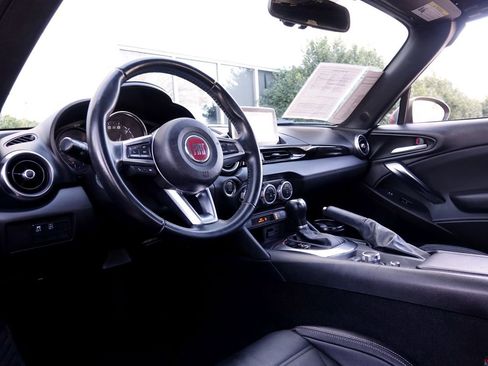 Used 2018 FIAT 124 Spider Lusso w/ Navigation & Sound Group image 5