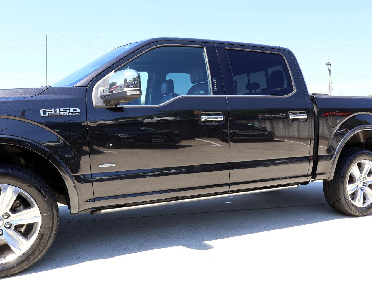 Used 2015 Ford F150 Platinum w/ Equipment Group 701A Luxury AWD/4WD image 31