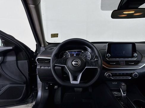 Used 2025 Nissan Altima 2.5 SV FWD image 19