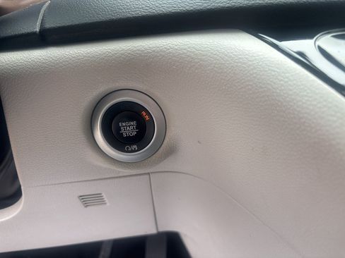 Used 2020 Chrysler Voyager Lxi FWD image 19