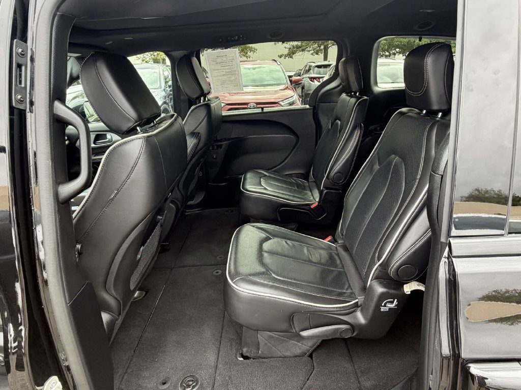 Used 2025 Chrysler Pacifica Limited FWD image 16