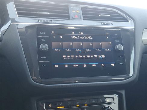 Used 2021 Volkswagen Tiguan SE image 19