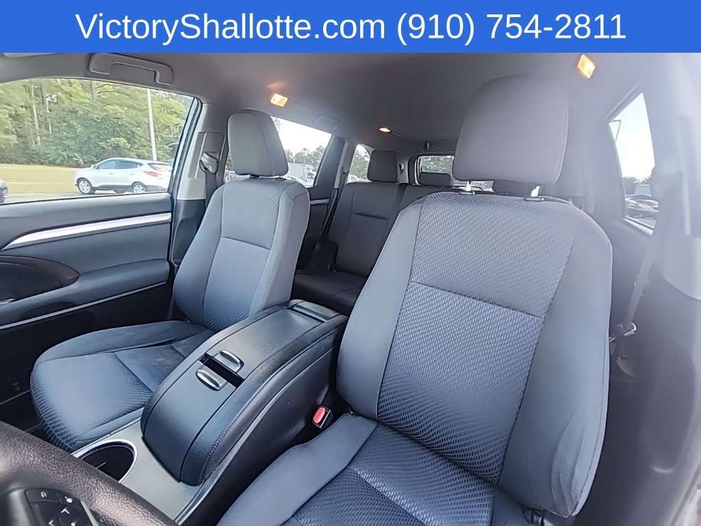 Used 2019 Toyota Highlander LE AWD/4WD image 18