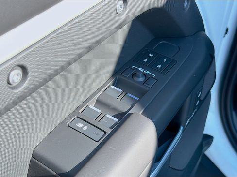 New 2026 Land Rover Defender 130 X-Dynamic SE image 24