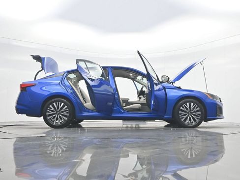 Used 2025 Nissan Altima 2.5 SV FWD image 49