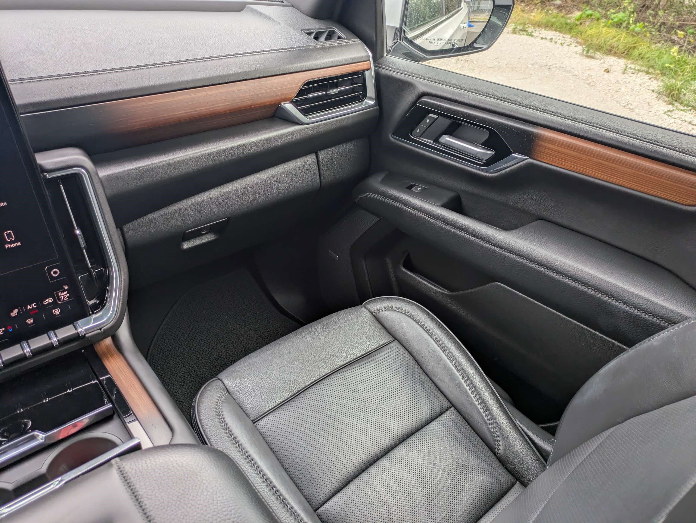 Used 2025 GMC Yukon XL Denali AWD/4WD image 17