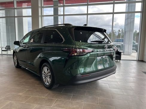 New 2026 Toyota Sienna XLE image 4