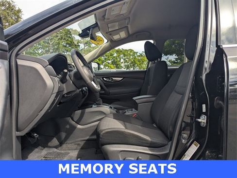 Used 2019 Nissan Rogue SV image 6