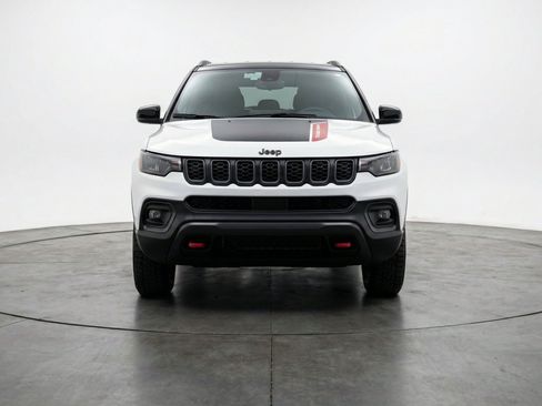 Used 2025 Jeep Compass Trailhawk AWD/4WD image 2