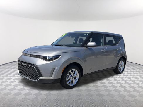 Used 2024 Kia Soul LX w/ Option Group 015 FWD image 3