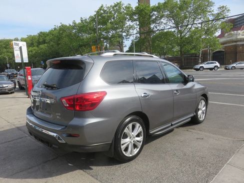 Used 2018 Nissan Pathfinder SL w/ SL Premium Package AWD/4WD image 4