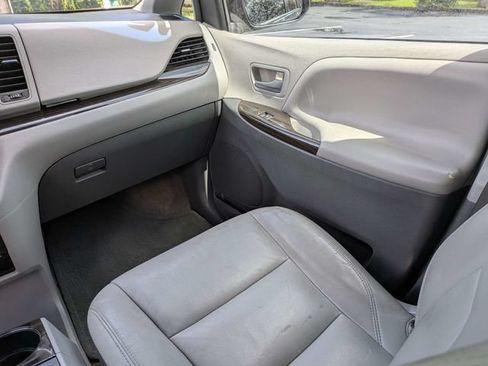 Used 2015 Toyota Sienna XLE Premium FWD image 17