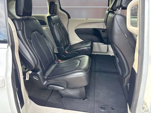 Used 2023 Chrysler Pacifica Touring-L FWD image 21