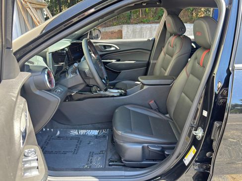 Used 2025 Chevrolet Trax RS FWD image 15
