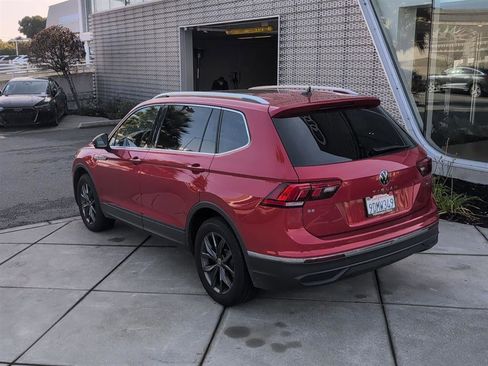 Used 2022 Volkswagen Tiguan SE w/ Panoramic Sunroof Package image 8