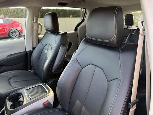 Used 2024 Chrysler Pacifica Select image 27