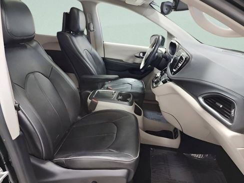 Used 2017 Chrysler Pacifica Limited w/ UConnect Theater Package image 16