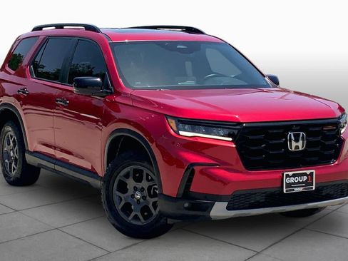 Used 2025 Honda Pilot TrailSport image 3