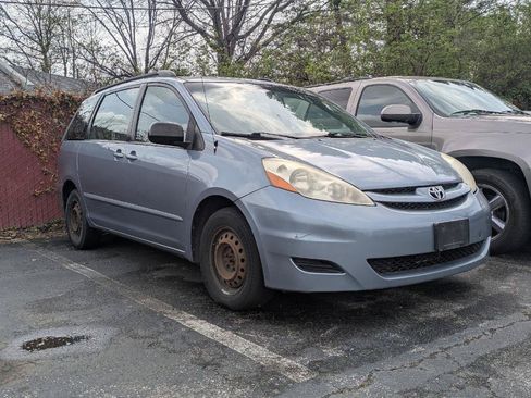 Used 2010 Toyota Sienna FWD image 2