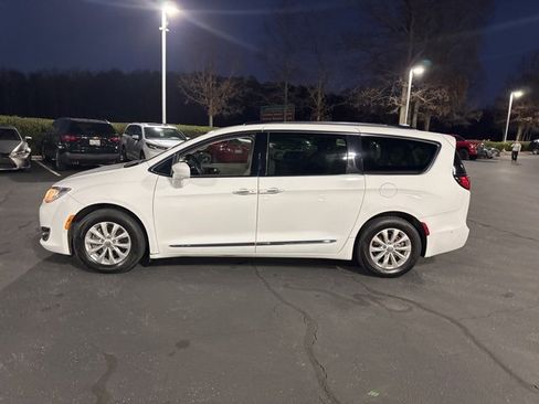 Used 2019 Chrysler Pacifica Touring-L w/ Advanced Safetytec Group image 4