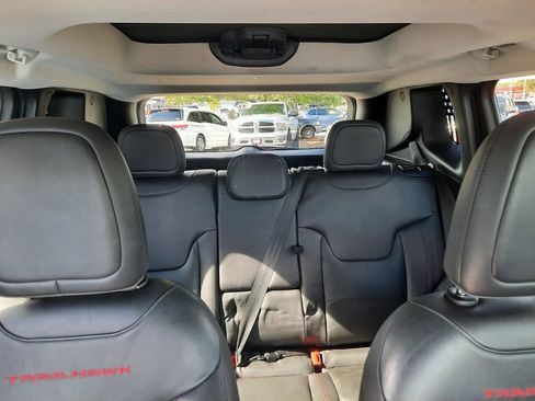 Used 2016 Jeep Renegade Trailhawk w/ Premium Trailhawk Package AWD/4WD image 16