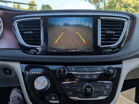 Used 2020 Chrysler Pacifica Limited FWD image 27