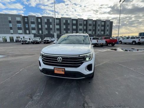 Used 2025 Volkswagen Atlas SE image 3